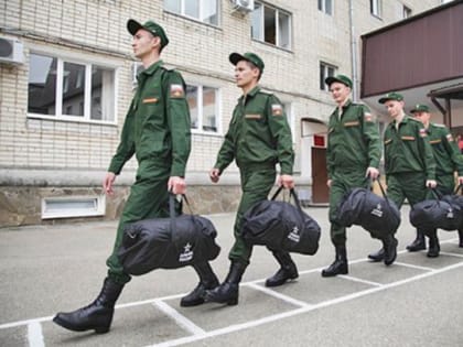 В российских школах экзамены вовсю идут, а в учебках уже закончились