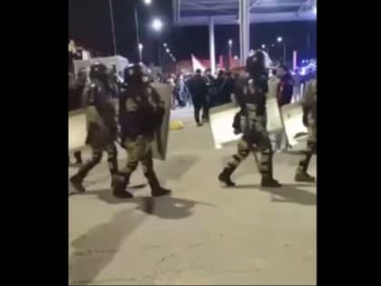 СМИ: Аэропорт Махачкалы, где приземлился рейс из Тель-Авива, окружила толпа. На место прибыла полиция - видео