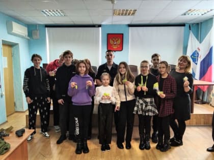 Сосновоборские «Зеленые пионеры» поздравили мужественных стражей порядка с праздником