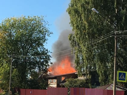 В Кирпичном по повышенному номеру тушат 150-метровый дом