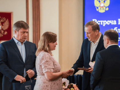 Губернатор Ленинградской области передал Орден Мужества семьям погибших бойцов