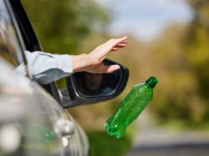 11 января вступают в силу поправки в КоАП. Там - и про мусор из окна автомобиля, жёстко