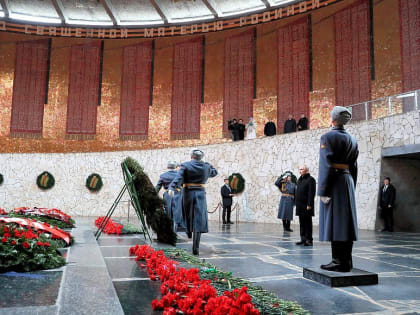 «Эта война будет совсем другой. Бронетехникой дело не закончится». В Волгограде Путин не признал Сталина