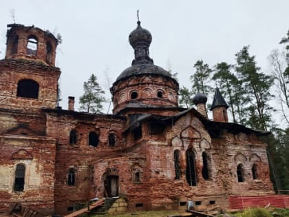 Момент обрушения купола колокольни в деревне Хотнежа попал на видео