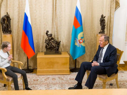 Дипломатия, стихи и писатели-иностранцы. О чем школьница из Сясьстроя спросила главу МИД России