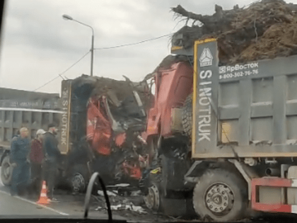 Серьезное ДТП лоб в лоб с грузовиками возле Усть-Луги (Видео)