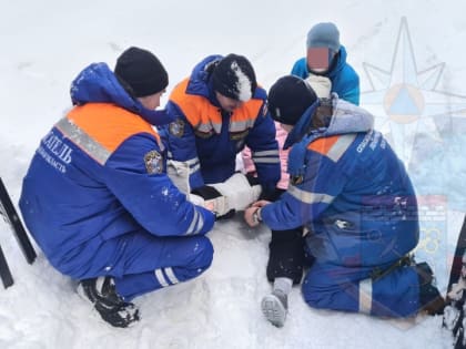 Лежу на сугробе, в лыжи обута. В Шапках зимняя забава привела к травме