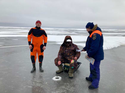 Спасатели продолжают увещевать. Рыбаков уговаривали не выходить на лед Свири и Ладоги - фото