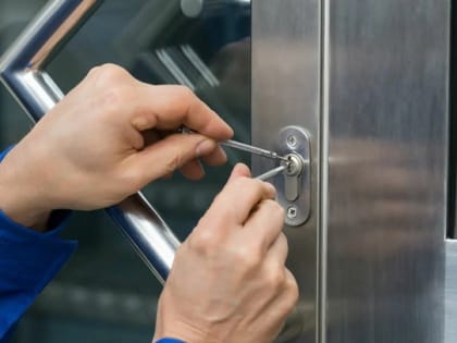 Вор забрался в спальню к безработной в Кировске и оставил о себе только плохие воспоминания