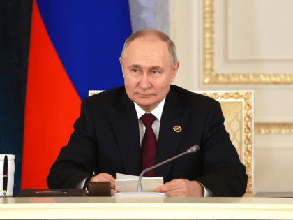Владимир Путин поддержал предложение продлить пониженный тариф страховых взносов для НКО