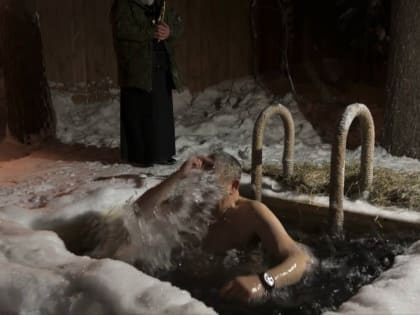 Губернатор Ленобласти не изменил традиции и окунулся на Крещение