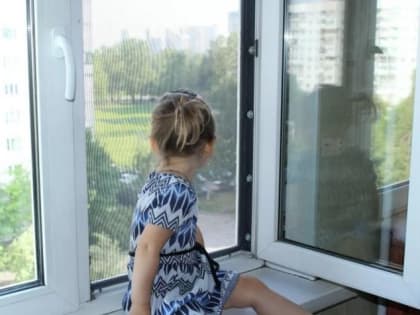 Пятилетняя девочка едва не выпала из окна с пятого этажа в Череповце
