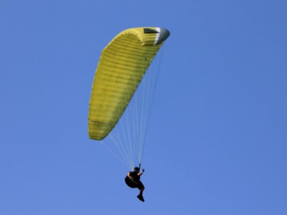 Под Киришами параплан совершил жесткую посадку и повредил дачный дом