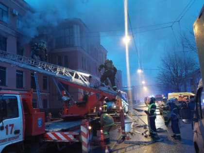 Один человек погиб при пожаре в торгово-офисном здании на Промышленной улице в Петербурге