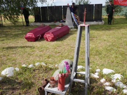 В деревне Малое Карлино перезахоронили останки 18 красноармейцев