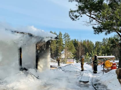 В поселке Западная Лица сгорел дом на 150 «квадратов» - фото