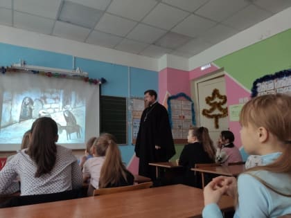 Иерей Александр Шульга побеседовал с детьми об истории Рождества Христова