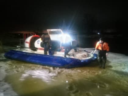 Под Кировском двое рыбаков провалились под лед Ладожского озера