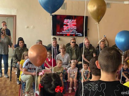 Александр Дрозденко  и Дмитрий Рытов навестили ребят из «Детского социального центра» в Енакиево