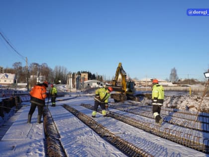 В Ломоносовском районе продолжается строительство моста через реку Стрелка
