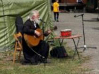 В день памяти Святых Царственных Страстотерпцев епископ Выборгский и Приозерский Варнава совершил Божественную литургию престольного праздника в храме деревни Раздолье