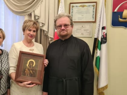 Владыка Игнатий поздравил с днем рождения главу администрации МО "Бугровское сельское поселение" Купина Ирину Вениаминовну