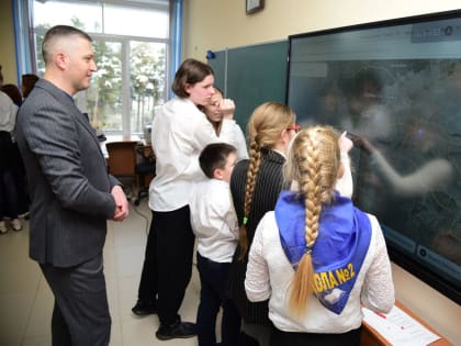 «Росэнергоатом» подарил ученикам школы №2 в Сосновом Бору уникальный класс географии