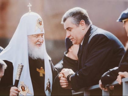 Патриарх Кирилл вручил лидеру ЛДПР награду Русской православной церкви