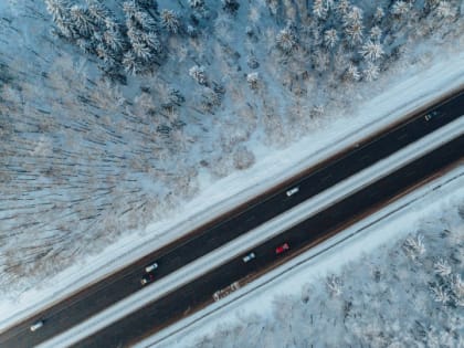 "КИА" попал в занос на КАД и сбил девушку. Она вышла на дорогу после другого ДТП