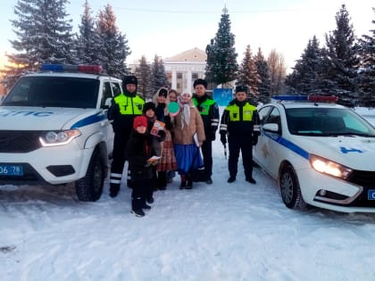 Волонтеры дорожной безопасности в канун Рождества напомнили участникам дорожного движения о важных правилах