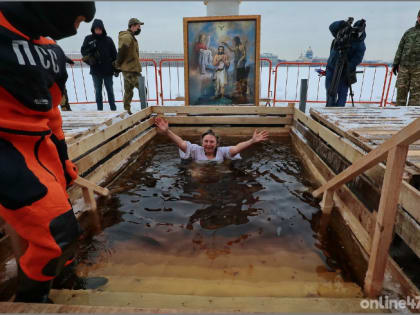 Видео: ленинградцы окунаются в Крещенские купели