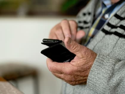 Телефонный мошенник три месяца выманивал 200 тысяч у пенсионера из Свердлова