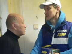 Партийцы Асбеста поздравили с профессиональным праздником ветерана гражданской авиации