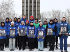В День памяти Молодогвардейцев Краснодона активисты «Молодой Гвардии» Свердловской области выстроились с портретами Молодогвардейцев на площади и возложили цветы к памятнику «Комсо