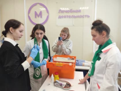 В рамках Десятилетия детства в Свердловском областном медколледже усилили профориентацию школьников