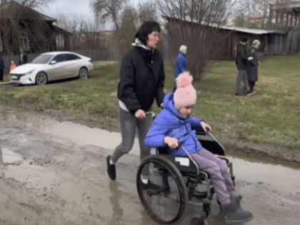 По кочкам! В Свердловской области ребёнок-инвалид не может добраться до школы по бездорожью
