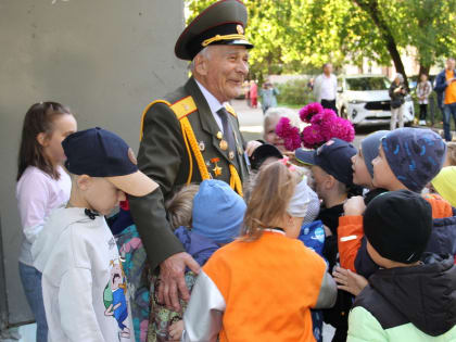 Сергей Мелехин поздравил со 100-летним юбилеем фронтовика Николая Власова