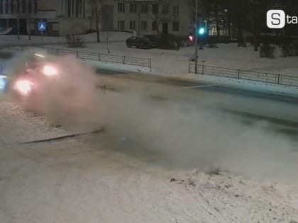 В Нижнем Тагиле пьяная автоледи на иномарке протаранила забор (ВИДЕО)