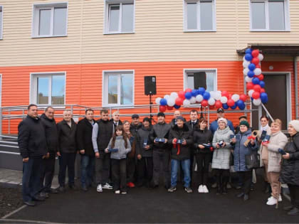 Ключи от новых квартир для переселенцев в Лобве