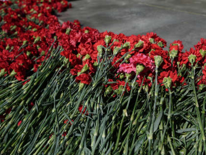 Нижнетагильские власти провели траурное шествие и возложили цветы