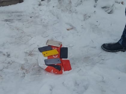 В КП-45 Восточного осуждённый пытался перебросить семь телефонов