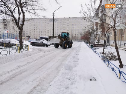 Второй день в Каменске-Уральском идет механизированная уборка снега во дворах