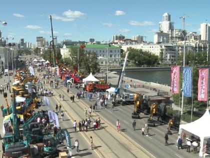 На празднике ко Дню строителя одним из главных событий стала масштабная выставка техники