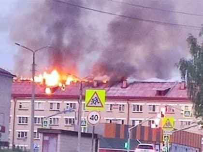 В Первоуральске загорелась крыша пятиэтажного общежития, больше 50 человек эвакуированы