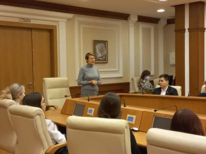 Елена Чечунова рассказала старшеклассникам лицея № 110 о законотворческом процессе