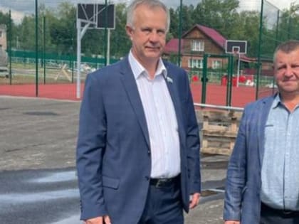 Михаил Ершов ознакомился с ходом работ по реконструкции спортивной площадки при школе №8 Верхнего Тагила