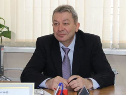 Виталий Вольф получил от Евгения Куйвашева прощальную награду