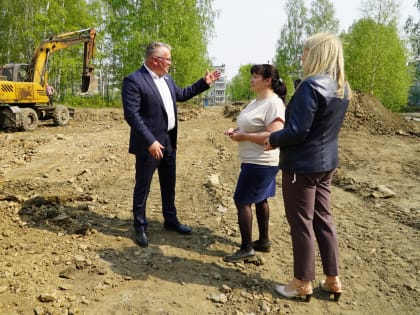 Сергей Никонов побывал на месте будущего Сквера отдыха в Красноуральске