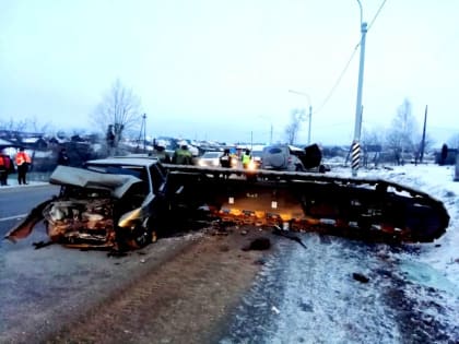 На Урале две машины раздавило выпавшим из кузова грузовика гусеничным краном