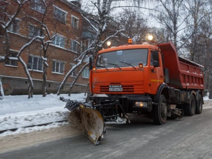 Коммунальные службы круглосуточно очищают Екатеринбург от снега